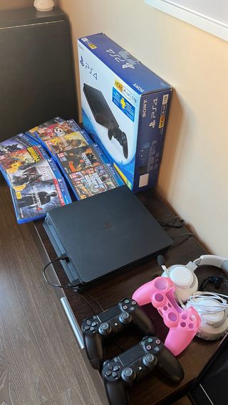 PS4 Slim 1TB + 2 mandos + 9 Juegos + Accesorios