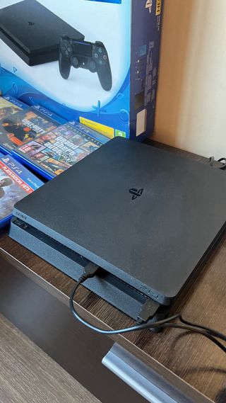 PS4 Slim 1TB + 2 mandos + 9 Juegos + Accesorios