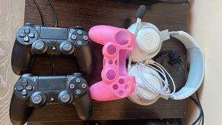 PS4 Slim 1TB + 2 mandos + 9 Juegos + Accesorios