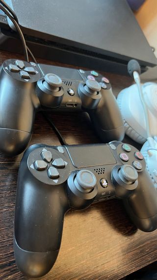 PS4 Slim 1TB + 2 mandos + 9 Juegos + Accesorios