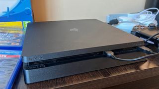 PS4 Slim 1TB + 2 mandos + 9 Juegos + Accesorios