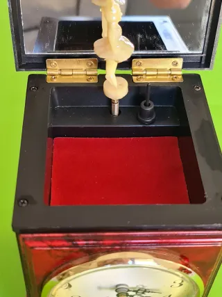 Reloj joyero con caja de música