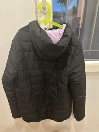 Chaqueta acolchada negra con capucha