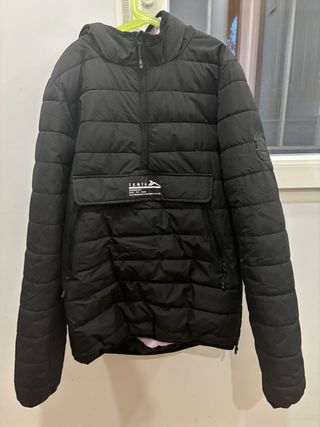 Chaqueta acolchada negra con capucha