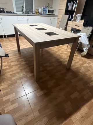 Mesa de comedor de madera y cristal