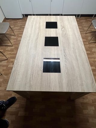 Mesa de comedor de madera y cristal