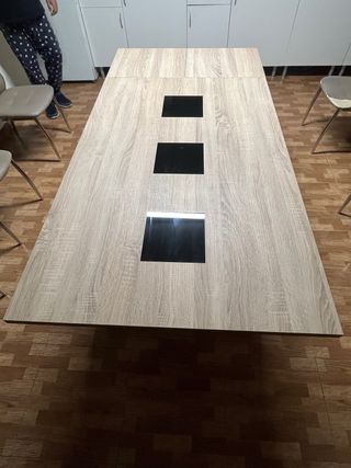 Mesa de comedor de madera y cristal