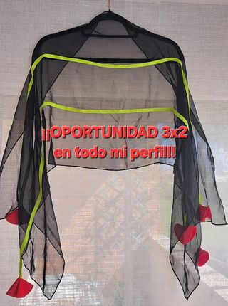 Foulard negro con detalles rojos
