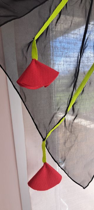 Foulard negro con detalles rojos