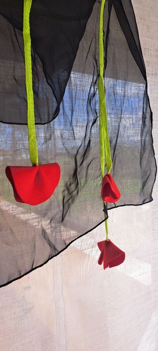 Foulard negro con detalles rojos