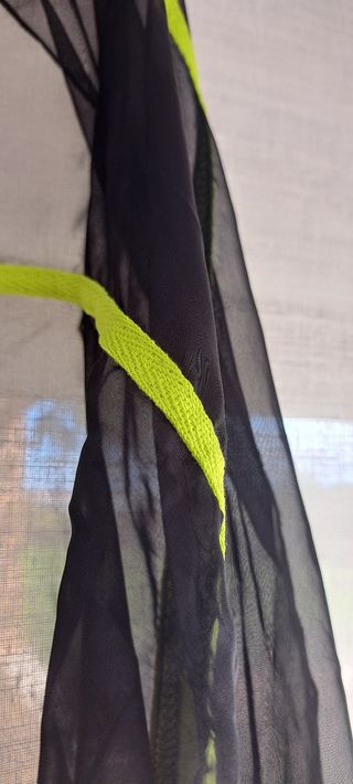 Foulard negro con detalles rojos