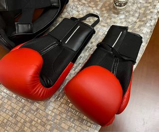 Guantes de boxeo rojo y casco de boxeo.