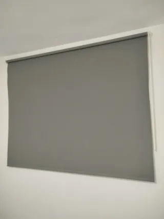 Estor opaco gris de Ikea modelo Fridans
180x195