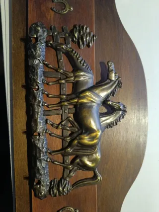 Colgador de llaves de madera y metal con caballos