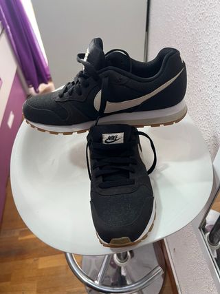 Zapatillas Nike Negras y Beige