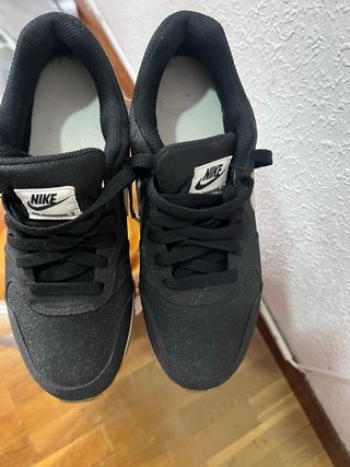 Zapatillas Nike Negras y Beige