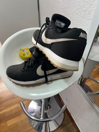 Zapatillas Nike Negras y Beige