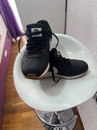 Zapatillas Nike Negras y Beige