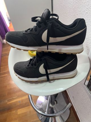 Zapatillas Nike Negras y Beige