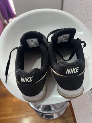 Zapatillas Nike Negras y Beige