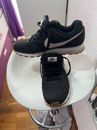 Zapatillas Nike Negras y Beige