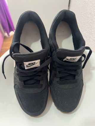 Zapatillas Nike Negras y Beige