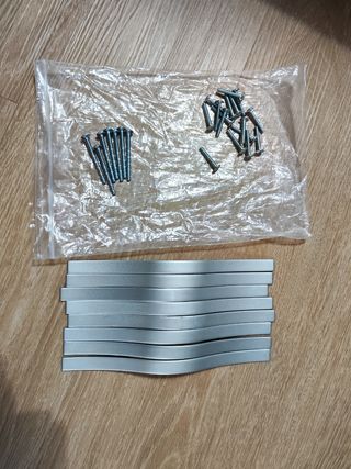 Tirador plateado para muebles