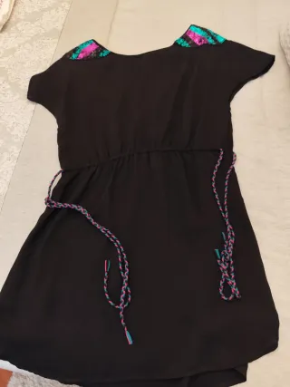Vestido negro corto con lentejuelas 