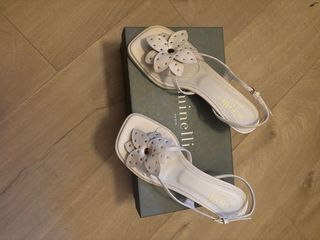 Sandalias Minelli blancas con flor 