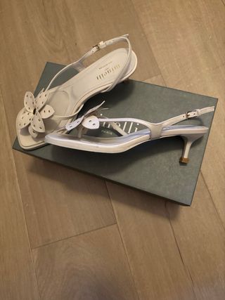 Sandalias Minelli blancas con flor 