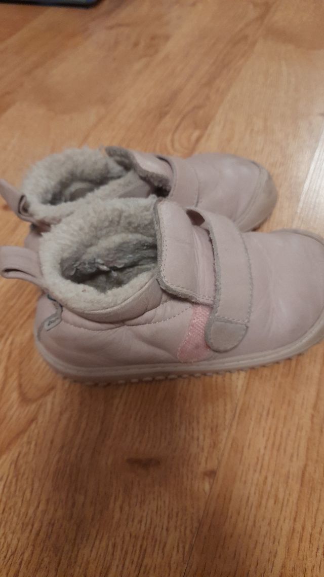 Calzado infantil zapatos feroz rosa con velcro. 