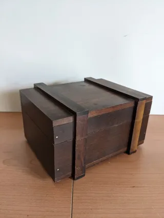 CAJA DE MADERA OSCURA