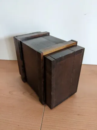 CAJA DE MADERA OSCURA
