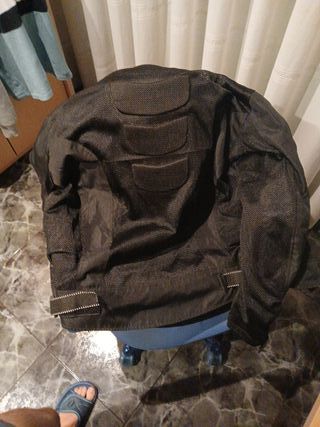 Chaqueta para moto de carretera con protecciones.