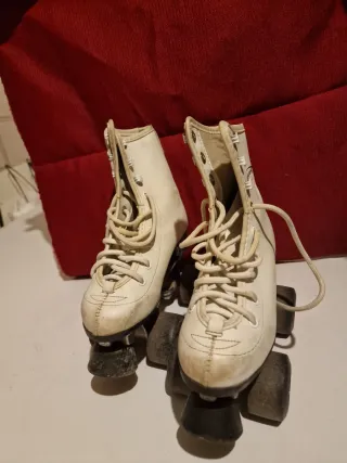 Patines de 4 ruedas número 32.