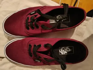 Zapatillas Vans Rojas y Negras. 
Puestas 1 vez. 