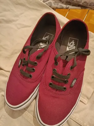 Zapatillas Vans Rojas y Negras. 
Puestas 1 vez. 