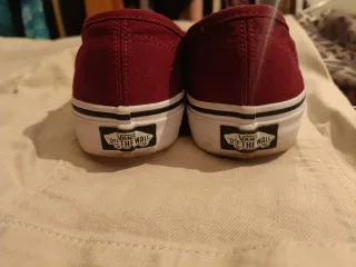 Zapatillas Vans Rojas y Negras. 
Puestas 1 vez. 