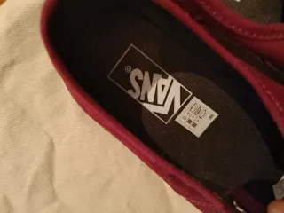 Zapatillas Vans Rojas y Negras. 
Puestas 1 vez. 