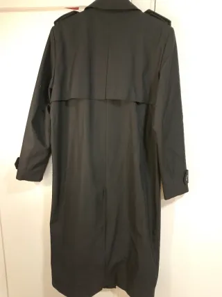 Gabardina larga negra de Mango en perfecto estado