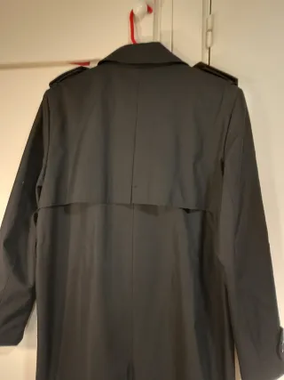 Gabardina larga negra de Mango en perfecto estado