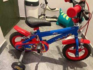 Bicicleta infantil con ruedines sin usar 