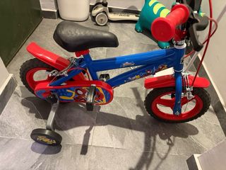 Bicicleta infantil con ruedines sin usar 
