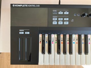 Teclado controlador MIDI NI Komplete Kontrol S49