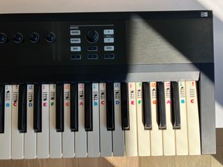 Teclado controlador MIDI NI Komplete Kontrol S49