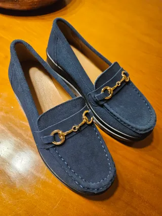 Mocasines azul marino con detalle dorado