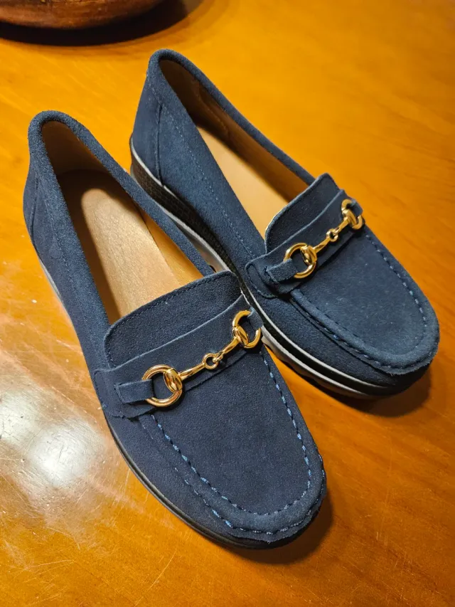 Mocasines azul marino con detalle dorado