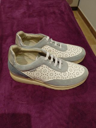 Zapatillas de descanso azules y blancas