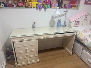 Escritorio VTV con cajonera de madera y cristal