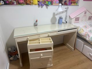 Escritorio VTV con cajonera de madera y cristal